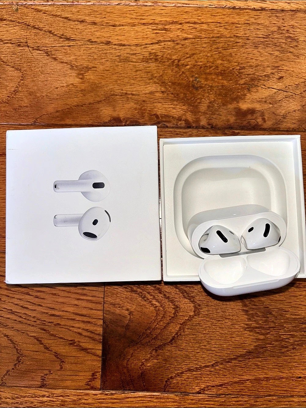 Apple AirPods Wireless Earbud Headphones in White Like New
